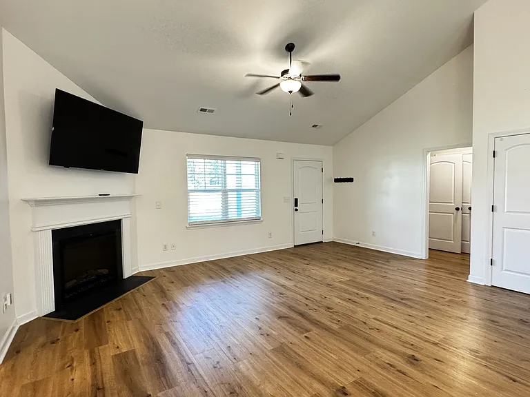 225 Westfield Dr — Photo 2