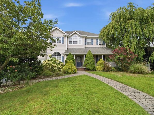34 Timber Ridge Dr, Huntington, NY 11743 – 4-bedroom rental in Huntington