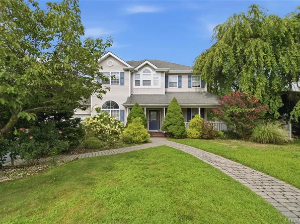 34 Timber Ridge Dr, Huntington, NY 11743