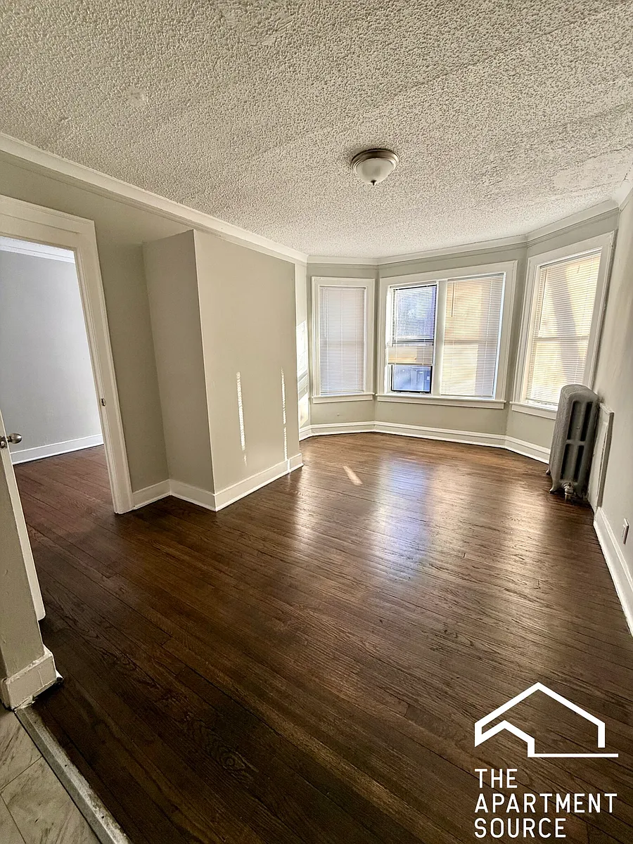Photo 1 of 12 - 6959 S Paxton Ave #1A - Chicago, IL Primary Photo - 6959 S Paxton Ave #1A