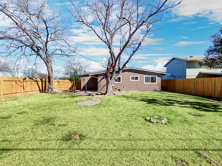 511 Arbor Ln — Photo 22