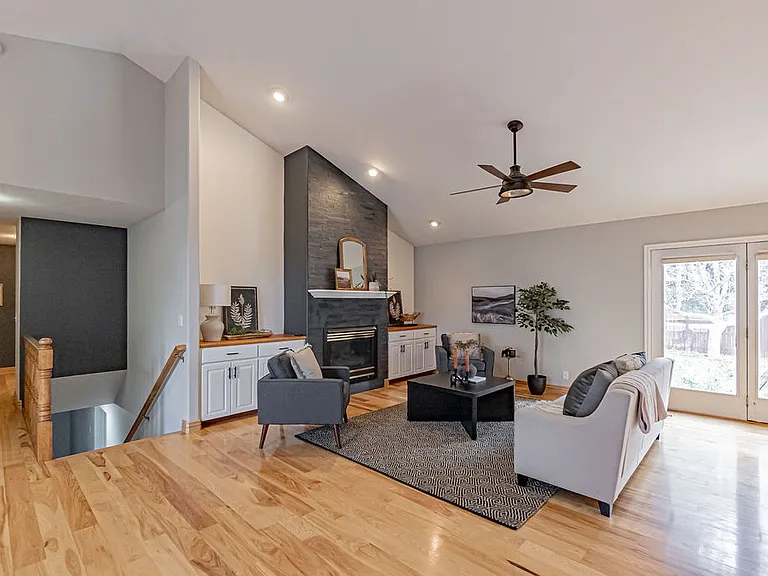 3915 Woodhaven Ln — Photo 4