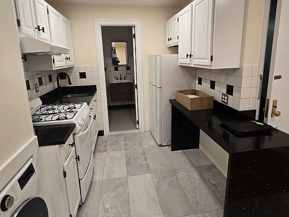5th image of 407 W 39th St #4W
