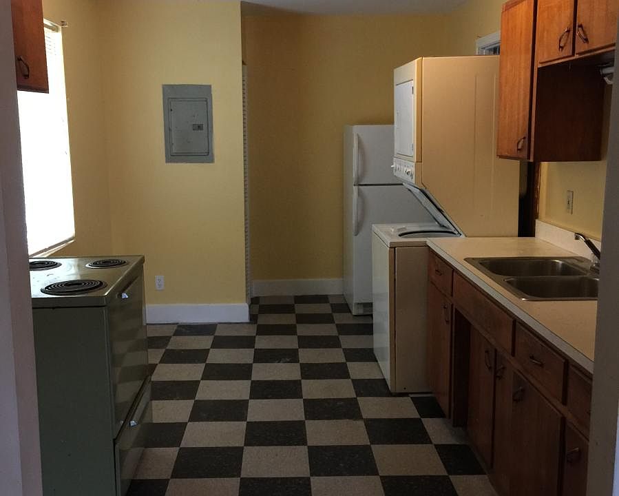 2nd image of 1602 E Elm St