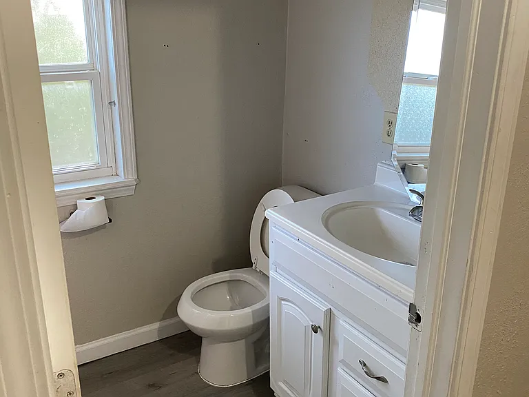 209 E Washington St — Photo 6
