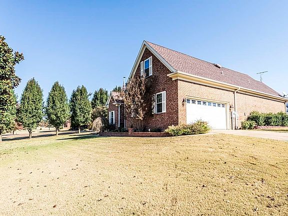 3rd image of 902 Williamsburg Dr