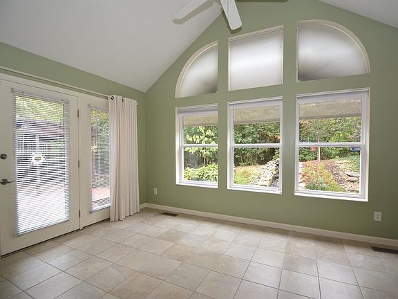 5th image of 317 Sackett Dr
