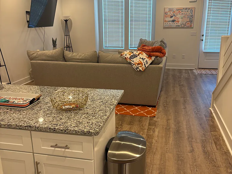 302 Northlake Dr — Photo 3