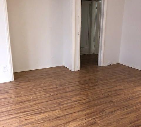 3rd image of 621 S Dunsmuir Ave #403