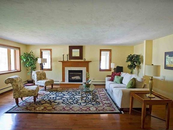 Living Room w. Fireplace