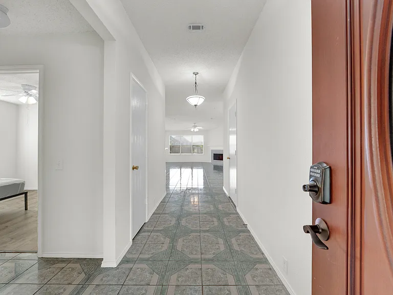 1407 Autumncrest Dr — Photo 4