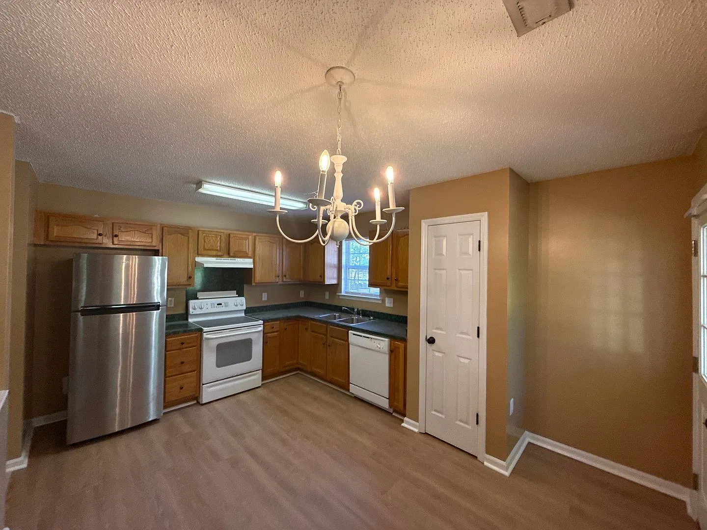 A0I88-6606 1st Avenue — Photo 3