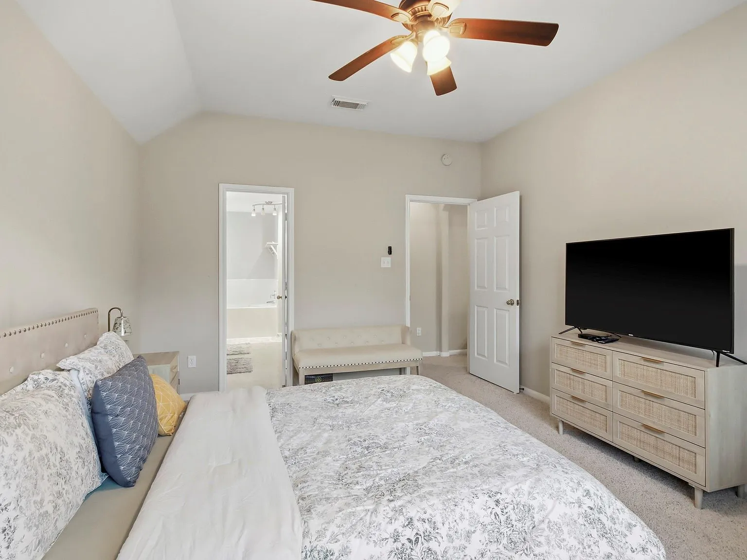 4 bed, 2.5 bath, 2321 sqft, $2,400 — Photo 2