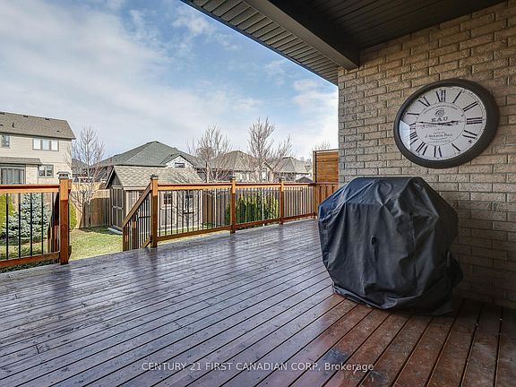 4th image of 696 Bennett Cres
