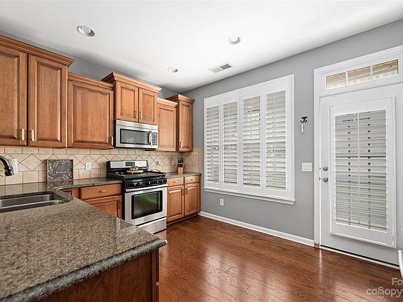 3rd image of 201 Park View Dr