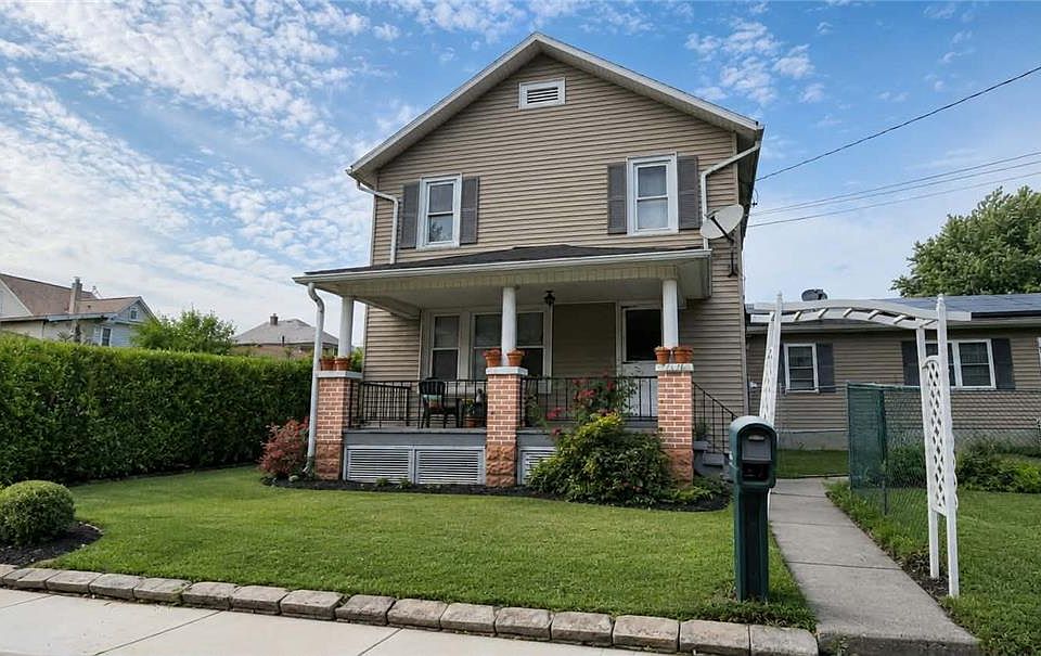 1st image of 209 Oak St