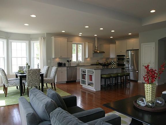 3rd image of 32 Kensington #328