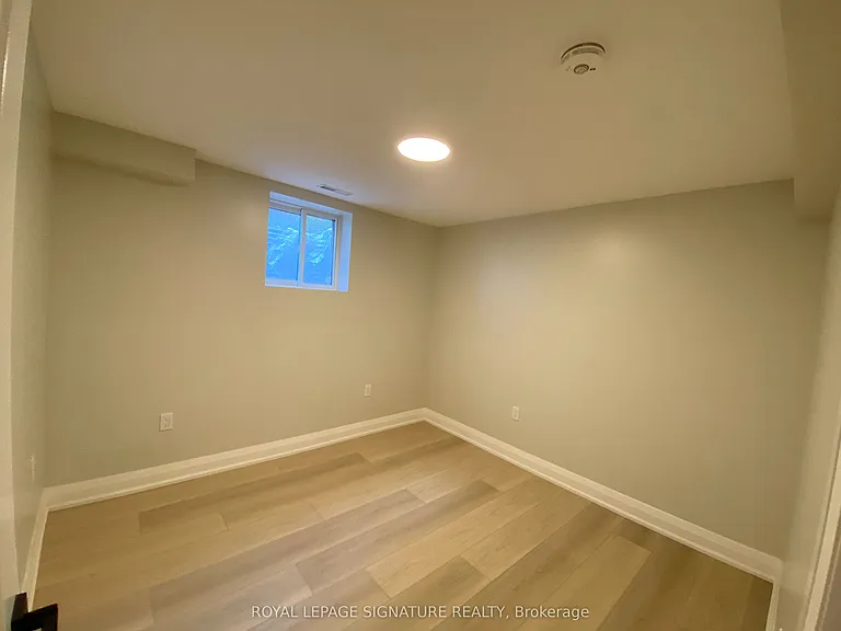 3271 Pilcom Cres #LOWER — Photo 8