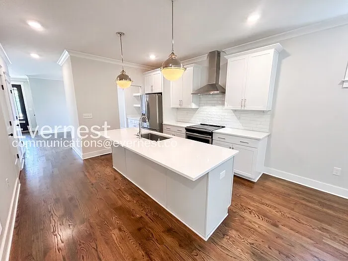 2146 Burns St — Photo 4
