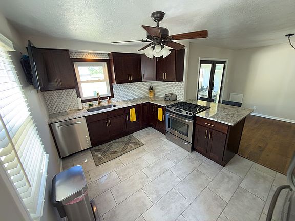 3rd image of 2326 Stanford Dr