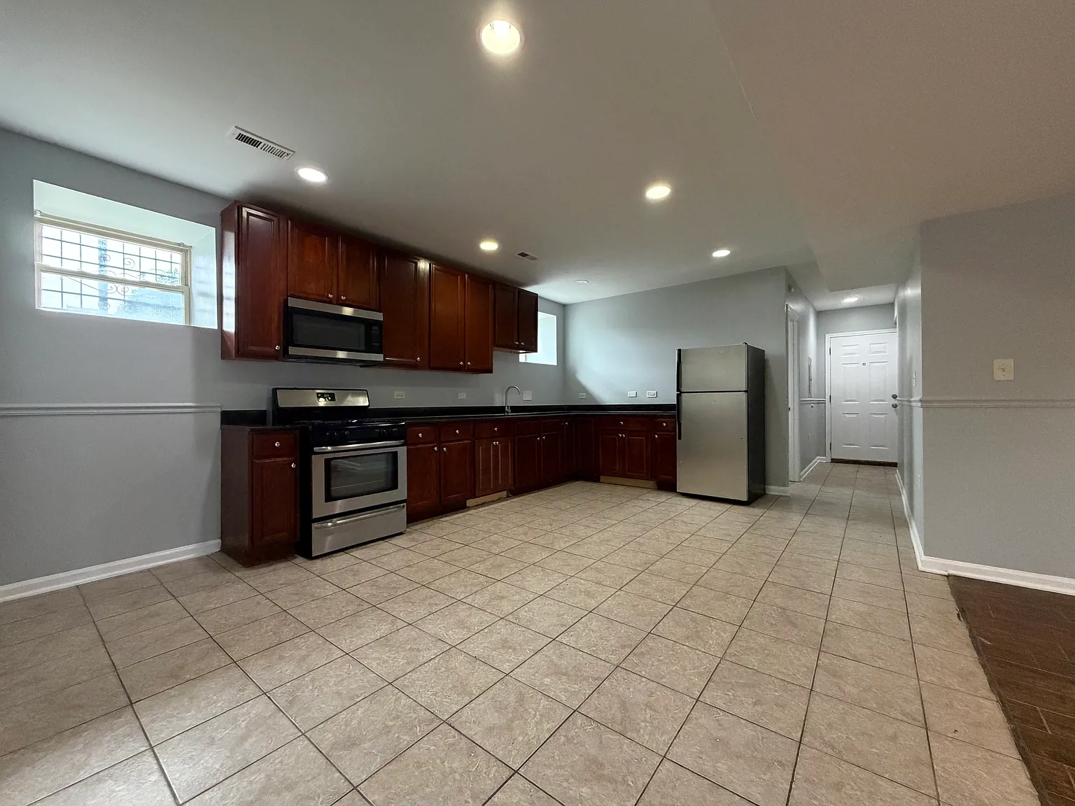 3 bed, 1300 sqft, $2,000 — Photo 3