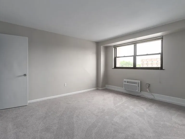 Courtside Square Apartments and Suites — Photo 8