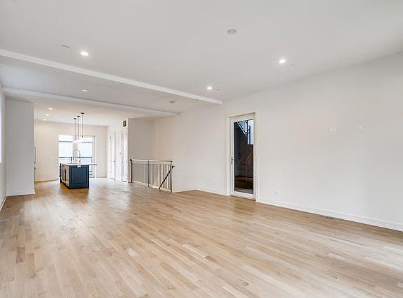 3rd image of 2342 N Leavitt St #1S