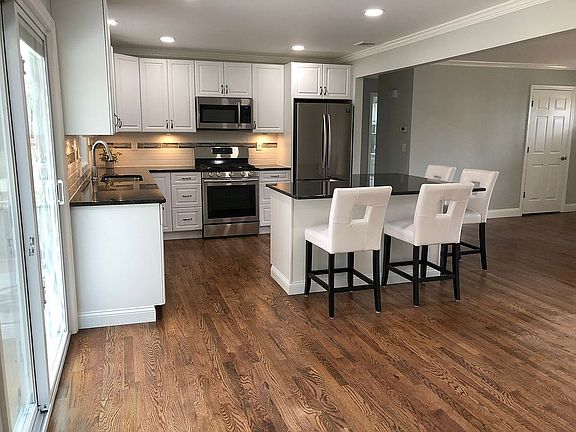 4th image of 10 Salisbury Ct