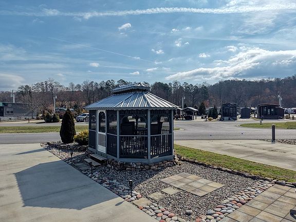 5th image of 310 Mountain Creek Rd