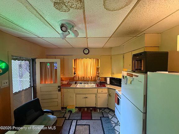 4th image of 22 Schoolhouse Ln