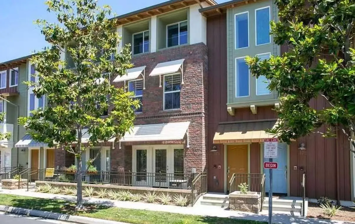 3 bed, 3.5 bath, 1576 sqft, $4,500 — Photo 3