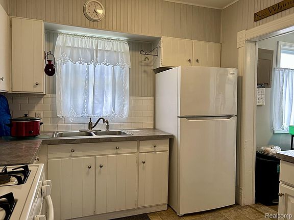 4th image of 516 W Clinton St