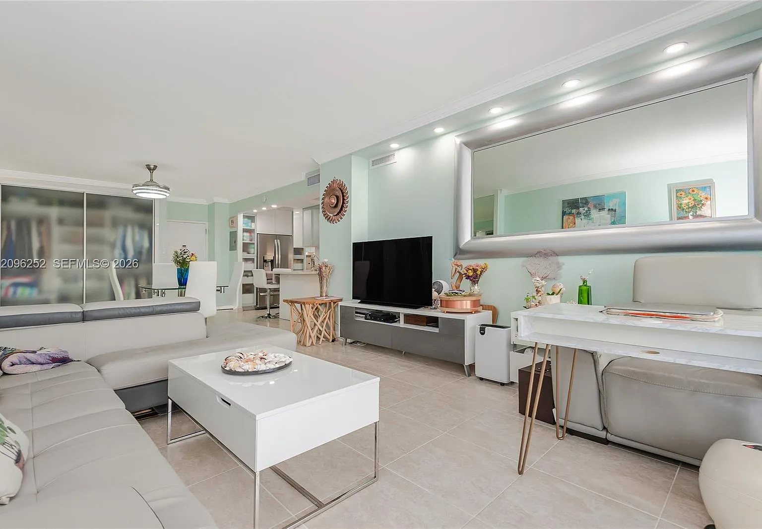 Hemispheres Condo — Photo 4