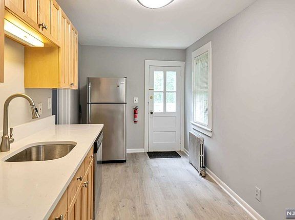 5th image of 68 Wyckoff Ave
