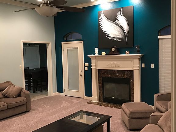 Lg fam rm w/ gas fireplace