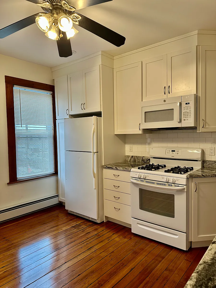 Building Photo - 10 Porter St #1
