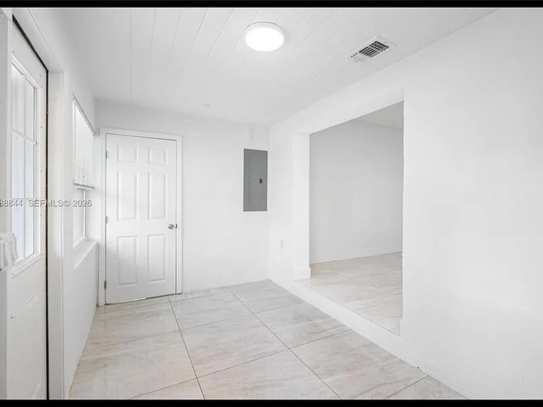 529 NW 42nd St — Photo 2