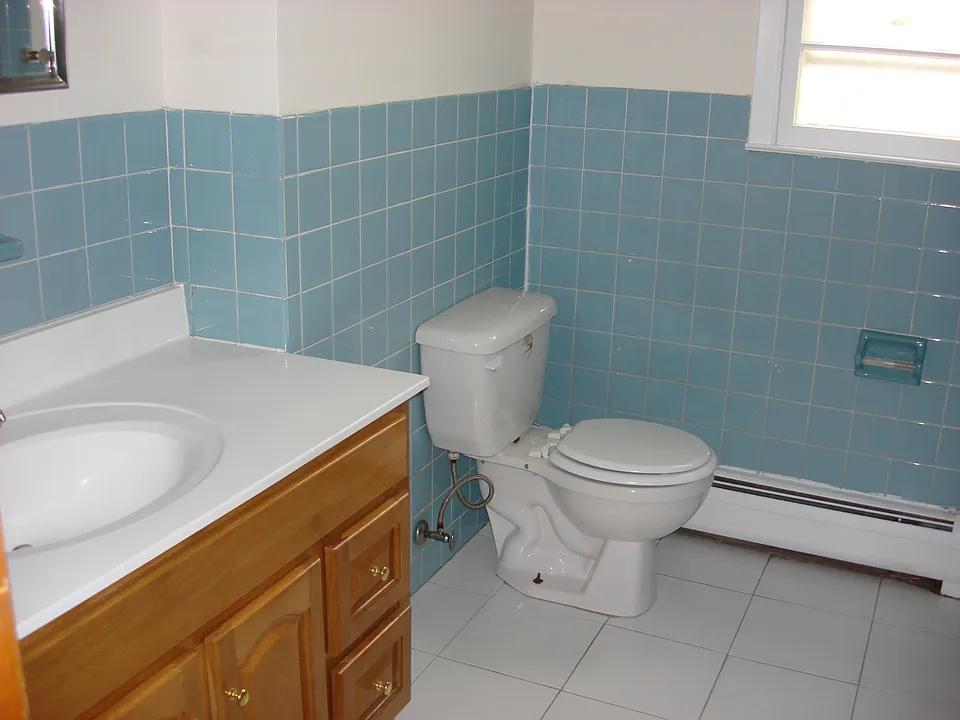 Full tiled bath