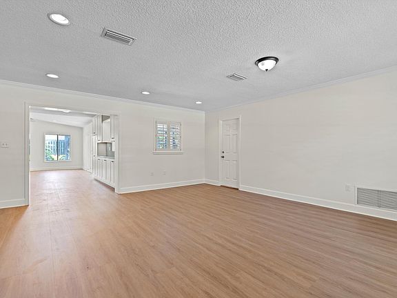 5th image of 207 Carver St