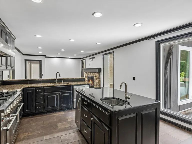 326 Draper Cir — Photo 12