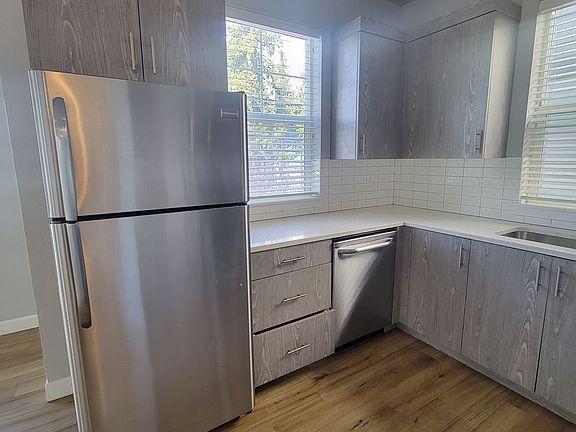 3rd image of 424 NE Stafford St #B2