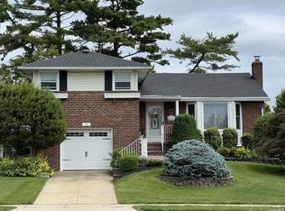 14 Glen Rd, Westbury, NY 11590