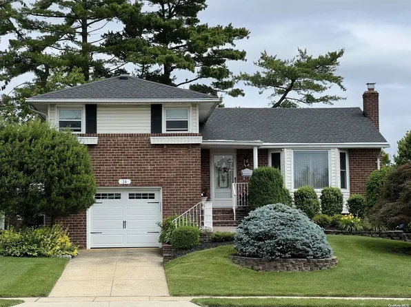 14 Glen Road, Westbury, NY 11590