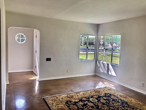 4th image of 953 W Glenrosa Ave
