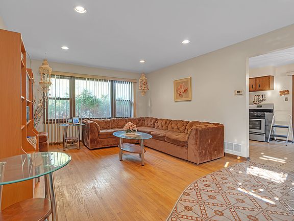 3rd image of 827 E Marshall Ct