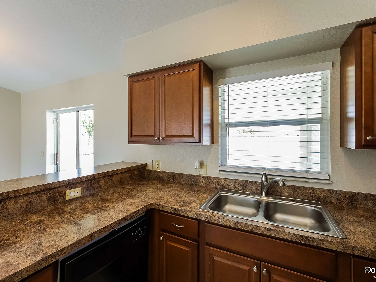 3 bed, 2.0 bath, 1329 sqft, $2,405 — Photo 2