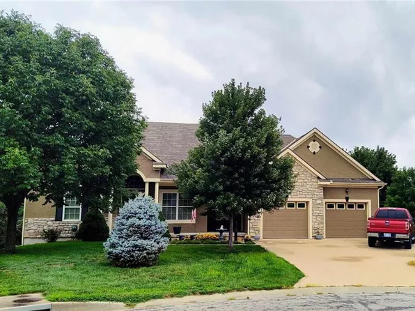 15014 Lakeview Ct, Basehor, KS 66007