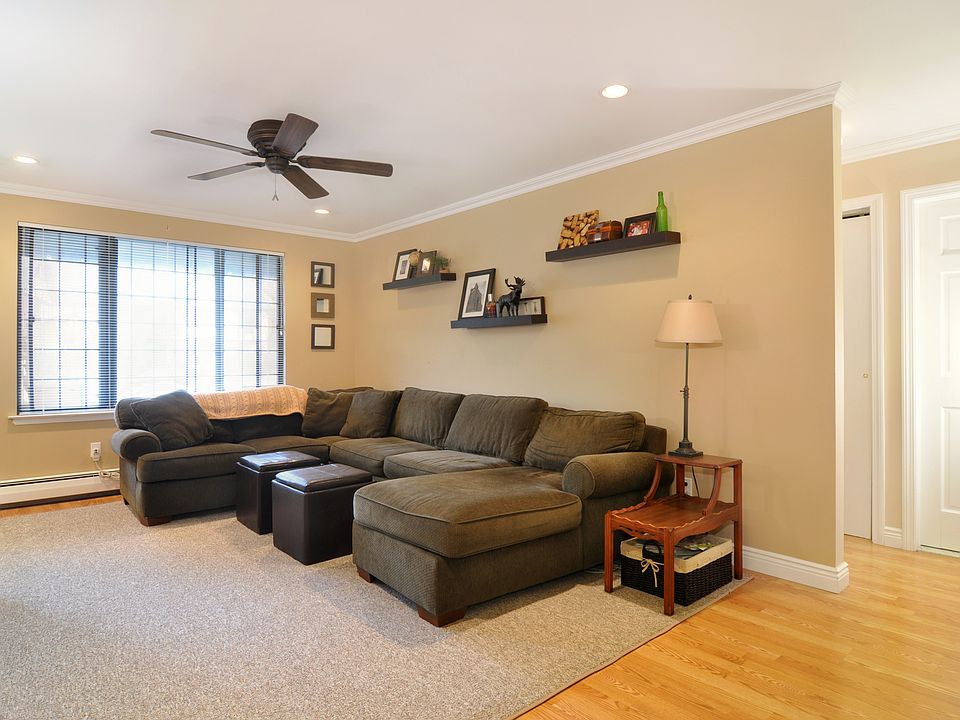 1st image of 13-7 Foxwood Dr