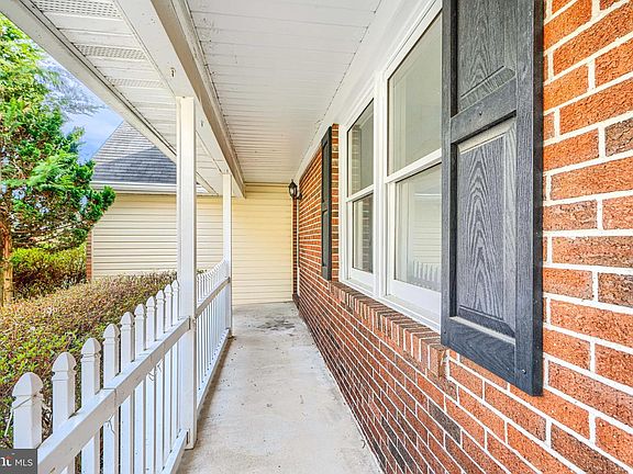 4th image of 262 Hunters Ridge Rd