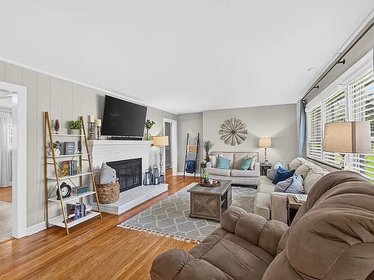 1228 Elizabeth St — Photo 2